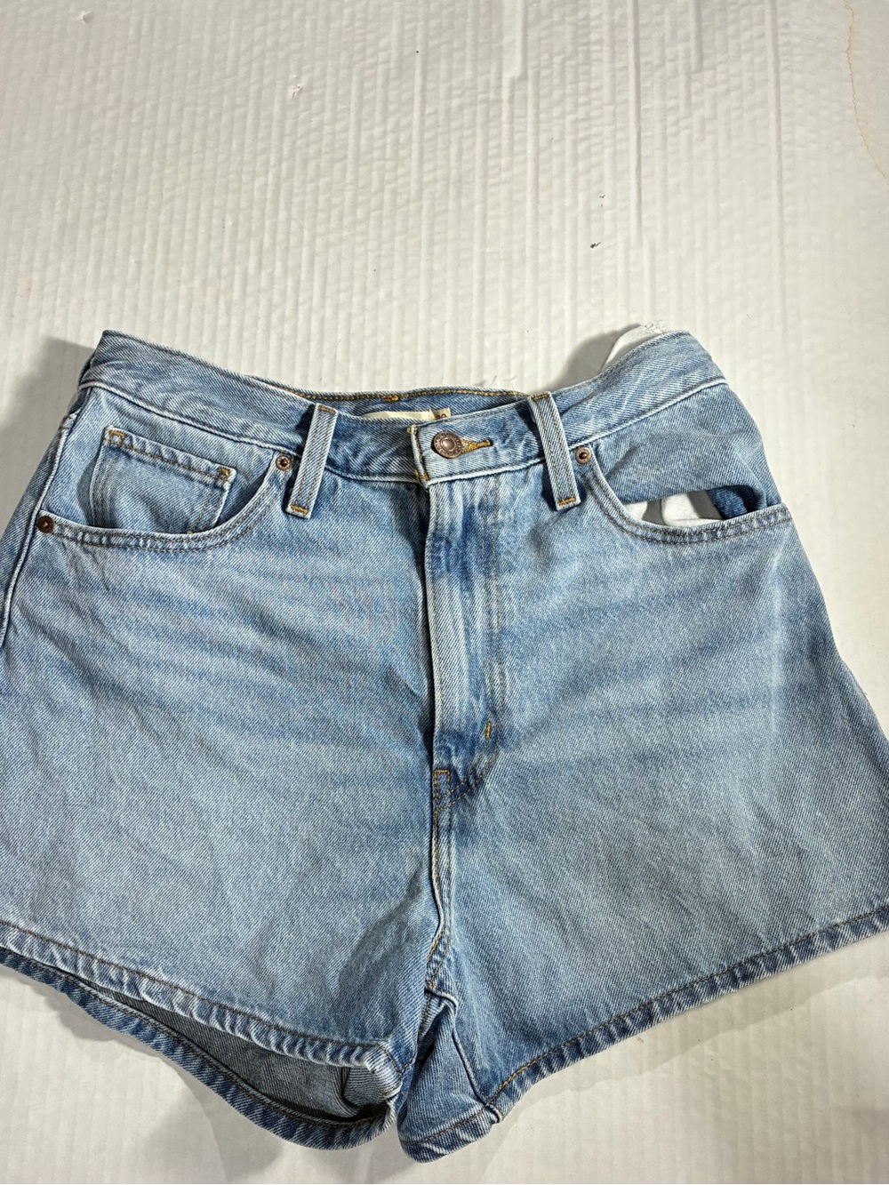 LEVI'S HIGH RISE MOM SHORT - Picture 5 of 16